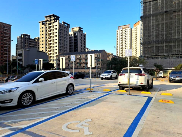 致維停車場
