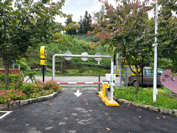 Lishan Sakuraen Hill Parking Lot