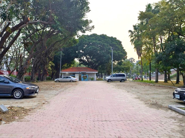 Dongfeng Park Parking Lot