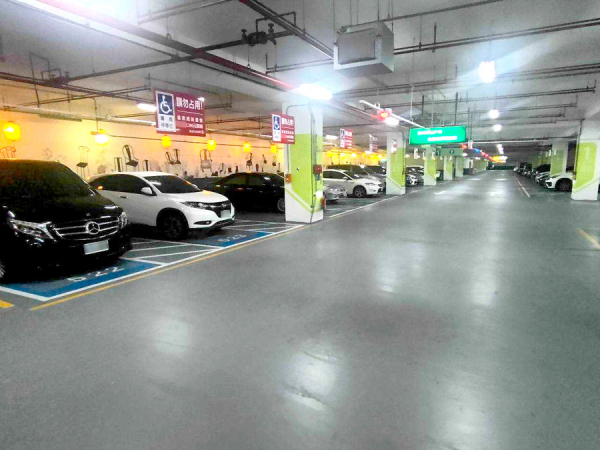 臺北大學運動場地下停車場
