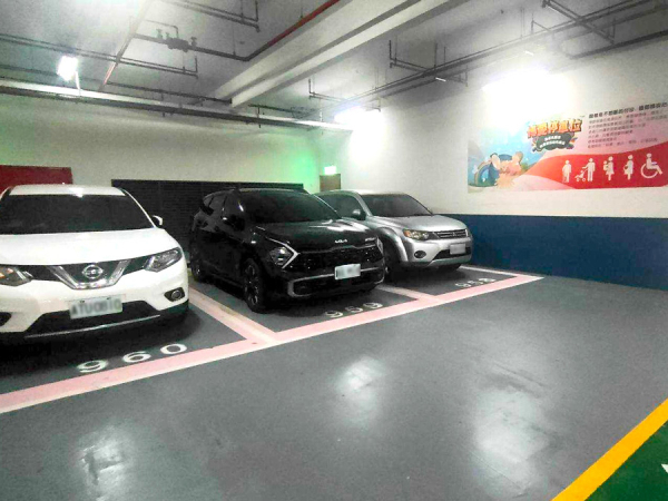 臺北大學運動場地下停車場