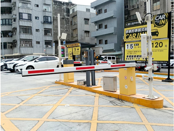Ren'ai 3rd St. Parking Lot