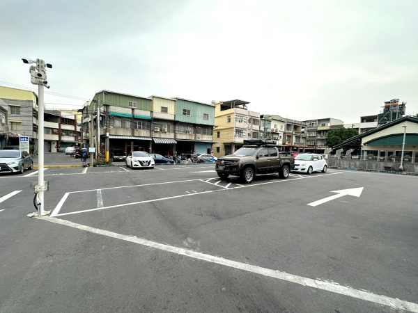 Ren'ai 3rd St. Parking Lot