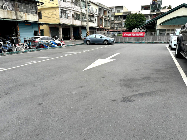Ren'ai 3rd St. Parking Lot