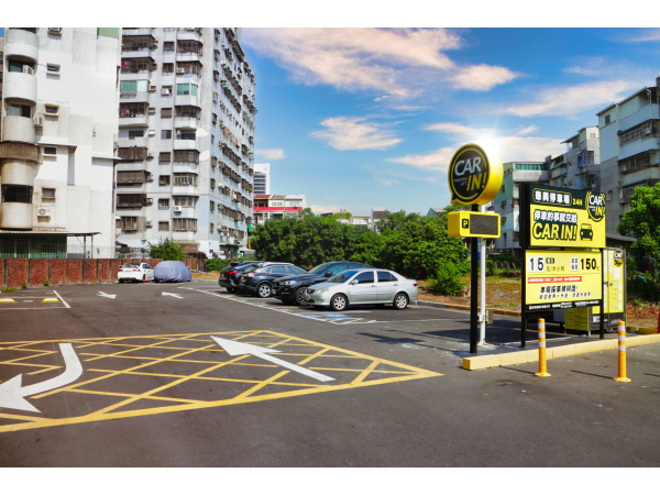 Fengshan Huaxing Parking Lot