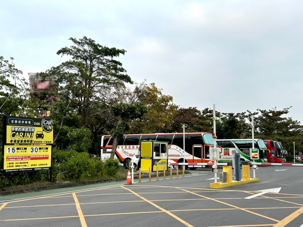 Jinshi Lake North Parking Lot
